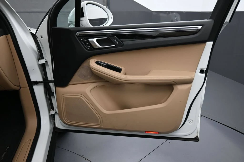2023 Porsche Macan T interior, door panel, Black/Mojave Beige
