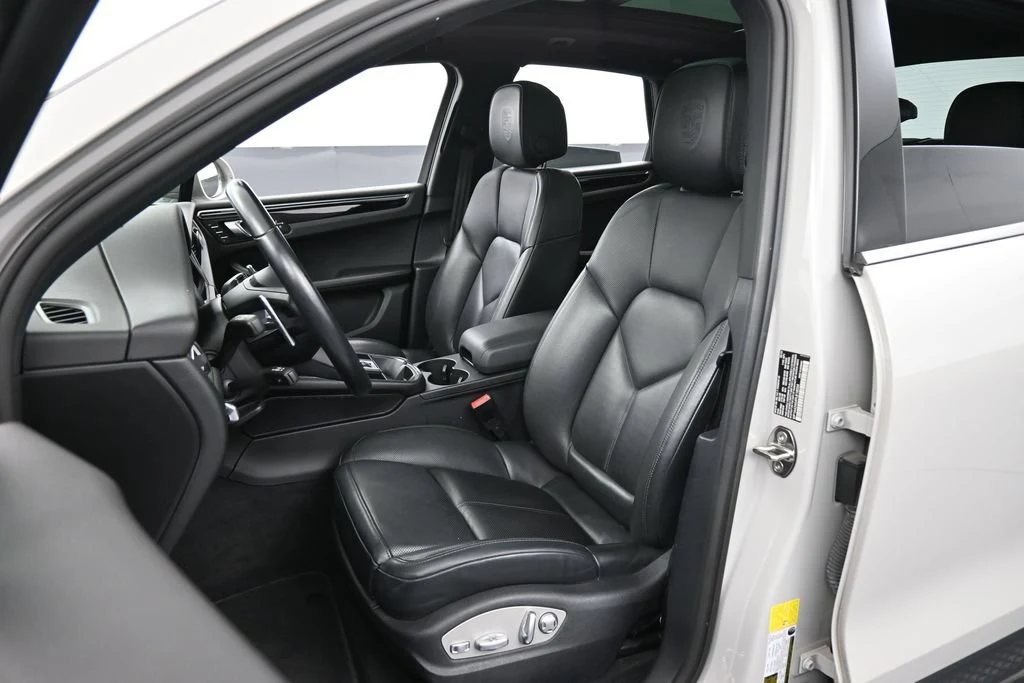 2023 Porsche Macan T interior, seats, Black