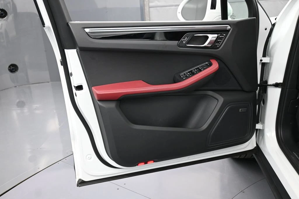 2023 Porsche Macan T interior, door panel, Black/Bordeaux Red