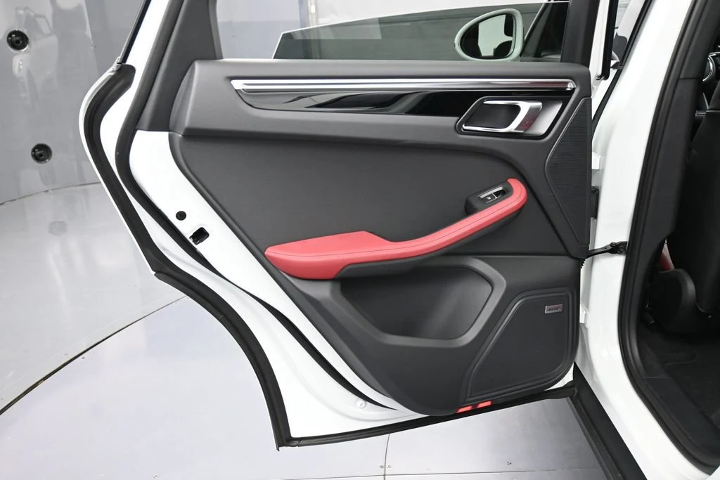 2023 Porsche Macan T interior, door panel, Black/Bordeaux Red