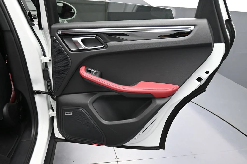 2023 Porsche Macan T interior, door panel, Black/Bordeaux Red