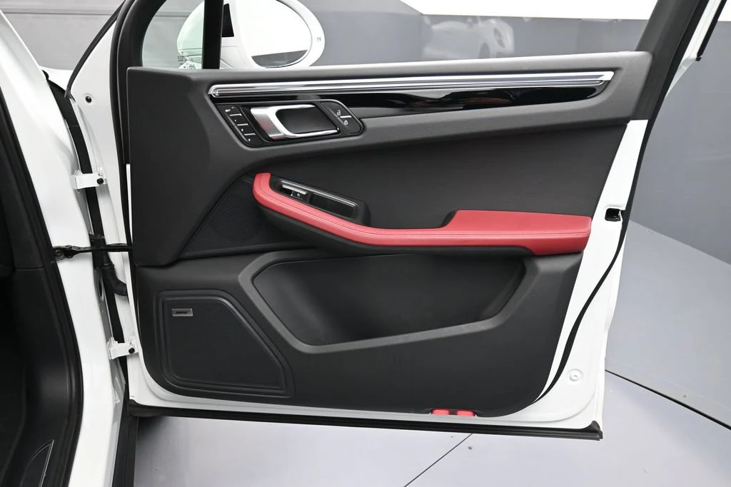 2023 Porsche Macan T interior, door panel, Black/Bordeaux Red