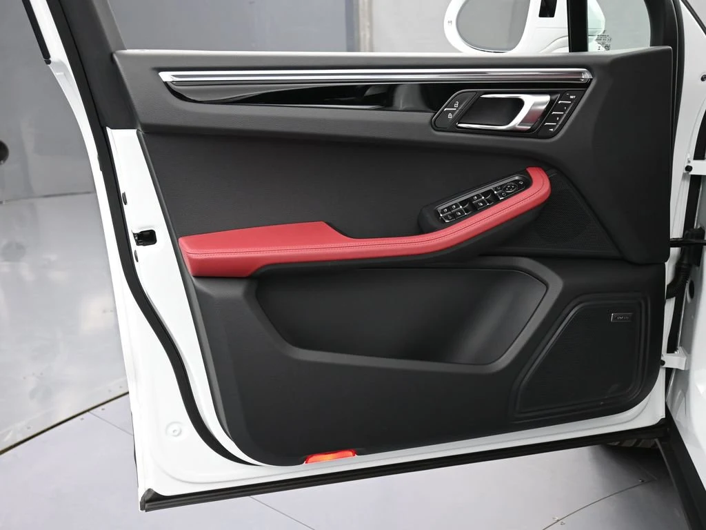 2026 Porsche Macan interior, door panel, Black/Bordeaux Red