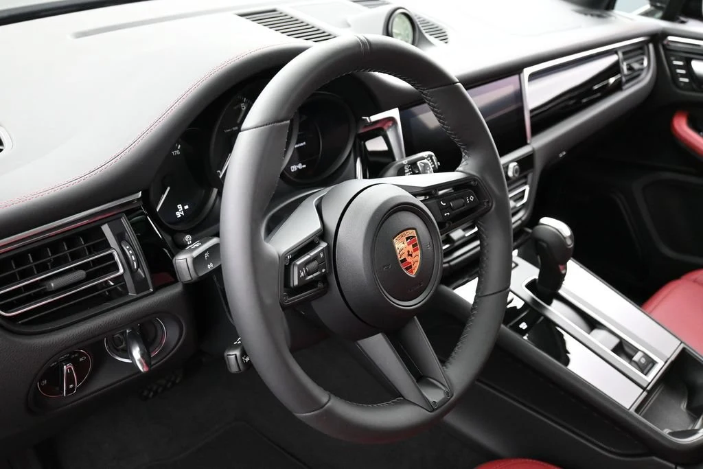 2026 Porsche Macan interior, Black/Bordeaux Red