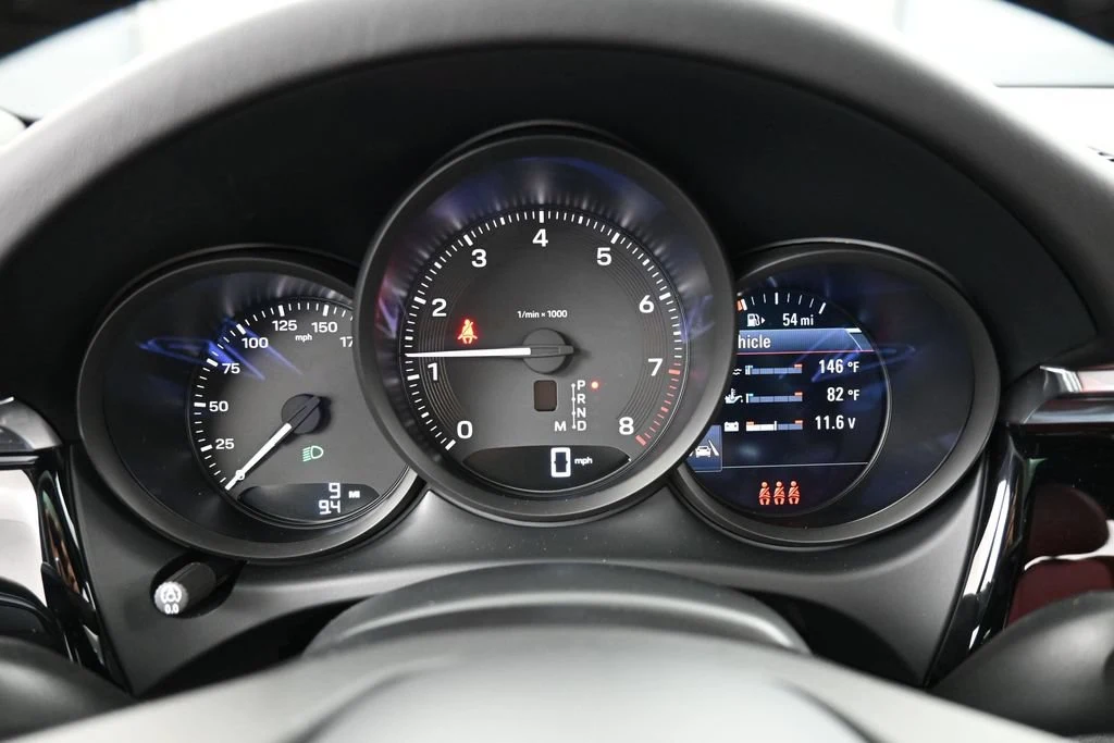 2026 Porsche Macan interior, Black/Bordeaux Red