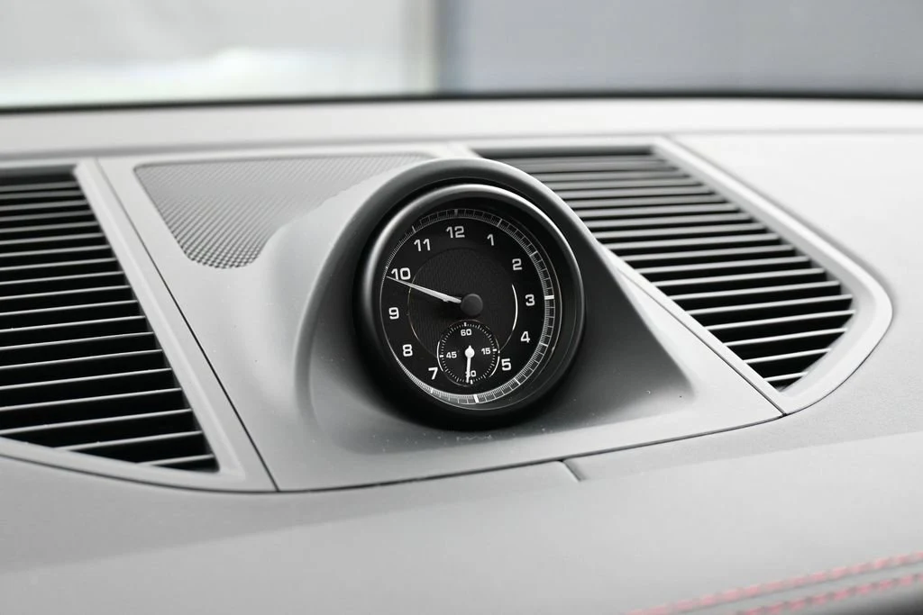 2026 Porsche Macan interior, Black/Bordeaux Red