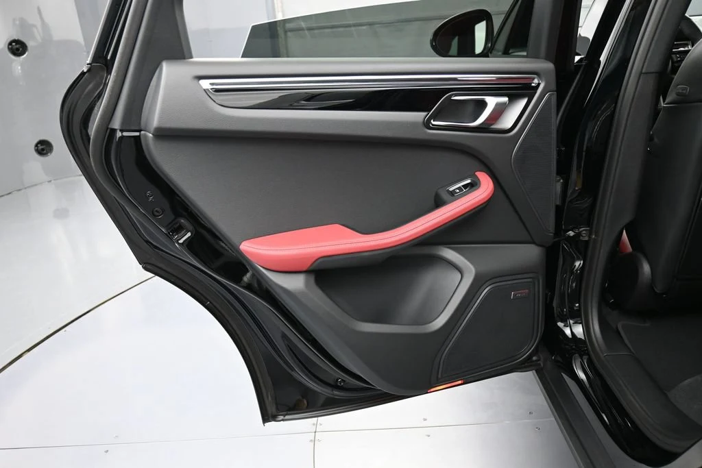 2026 Porsche Macan interior, door panel, Black/Bordeaux Red