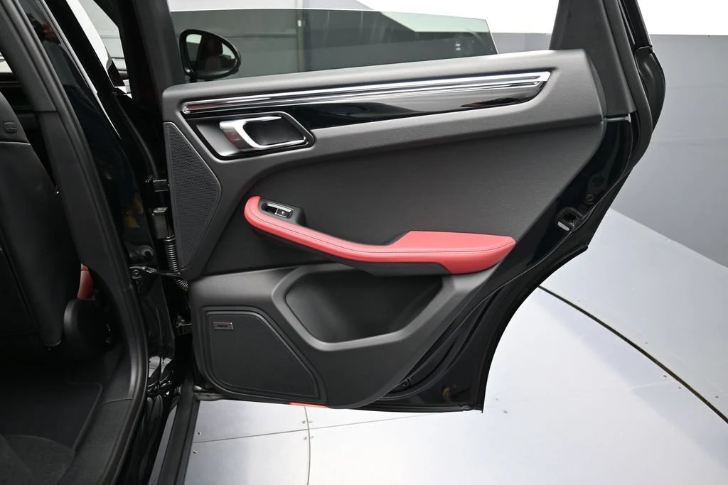 2026 Porsche Macan interior, door panel, Black/Bordeaux Red