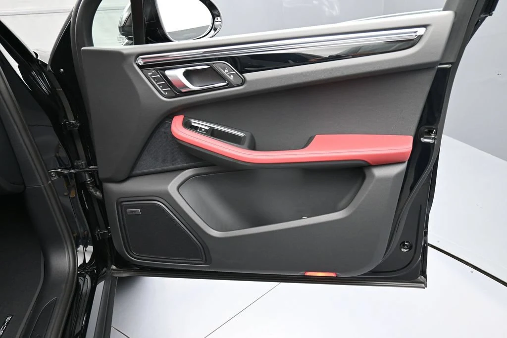2026 Porsche Macan interior, door panel, Black/Bordeaux Red