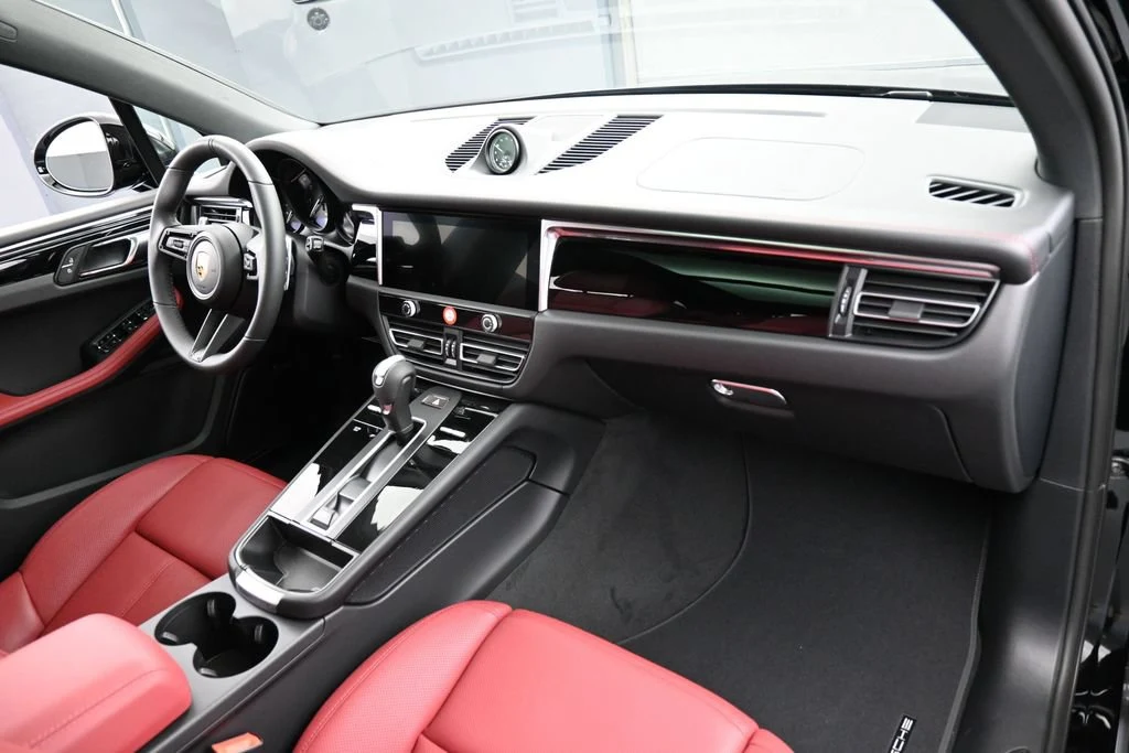 2026 Porsche Macan interior, Black/Bordeaux Red