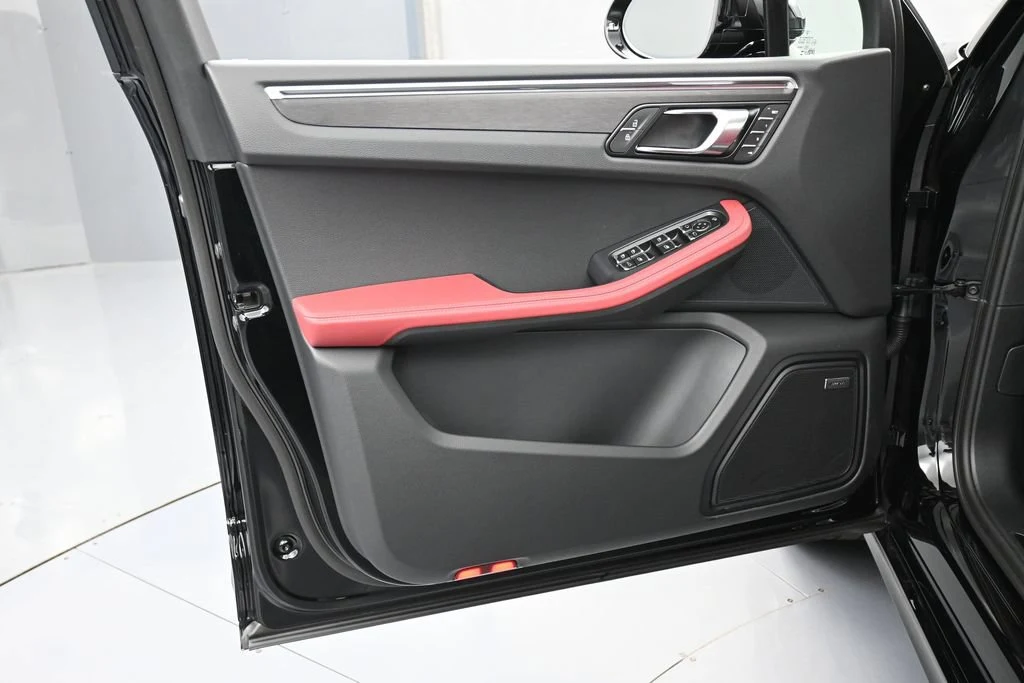 2026 Porsche Macan GTS interior, door panel, Black/Bordeaux Red