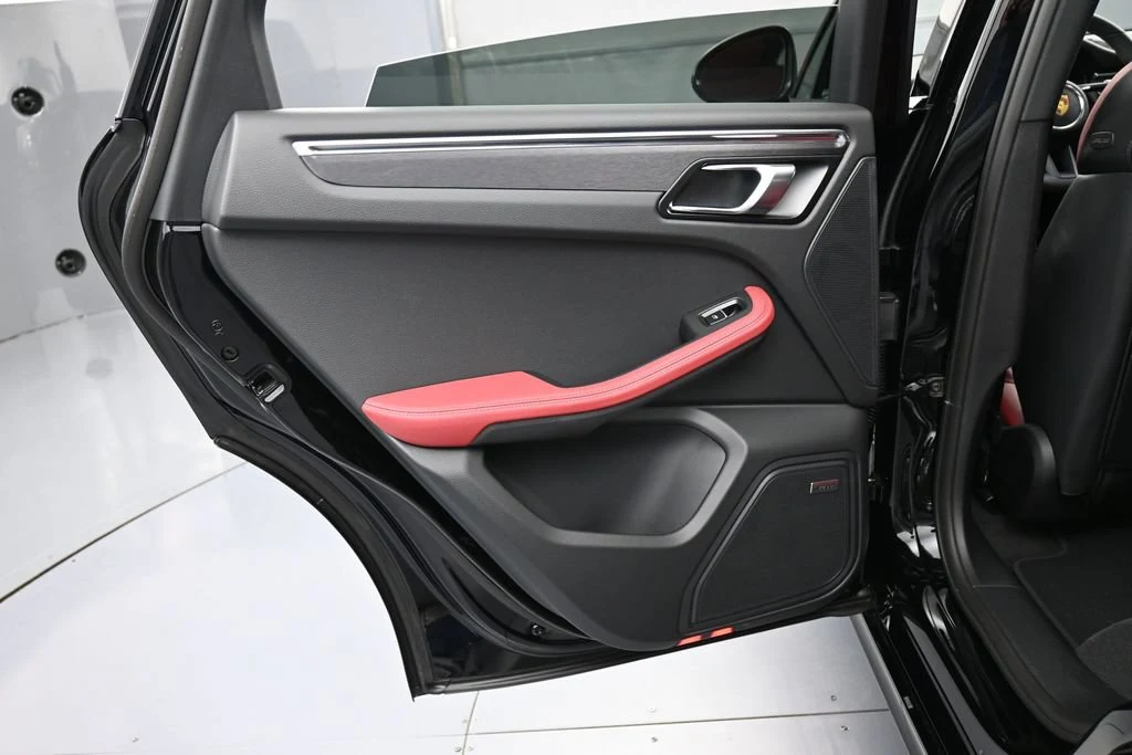 2026 Porsche Macan GTS interior, door panel, Black/Bordeaux Red