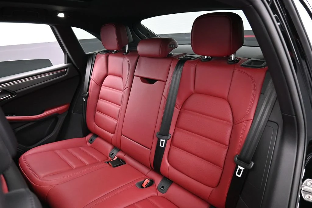 2026 Porsche Macan GTS interior, seats, Black/Bordeaux Red