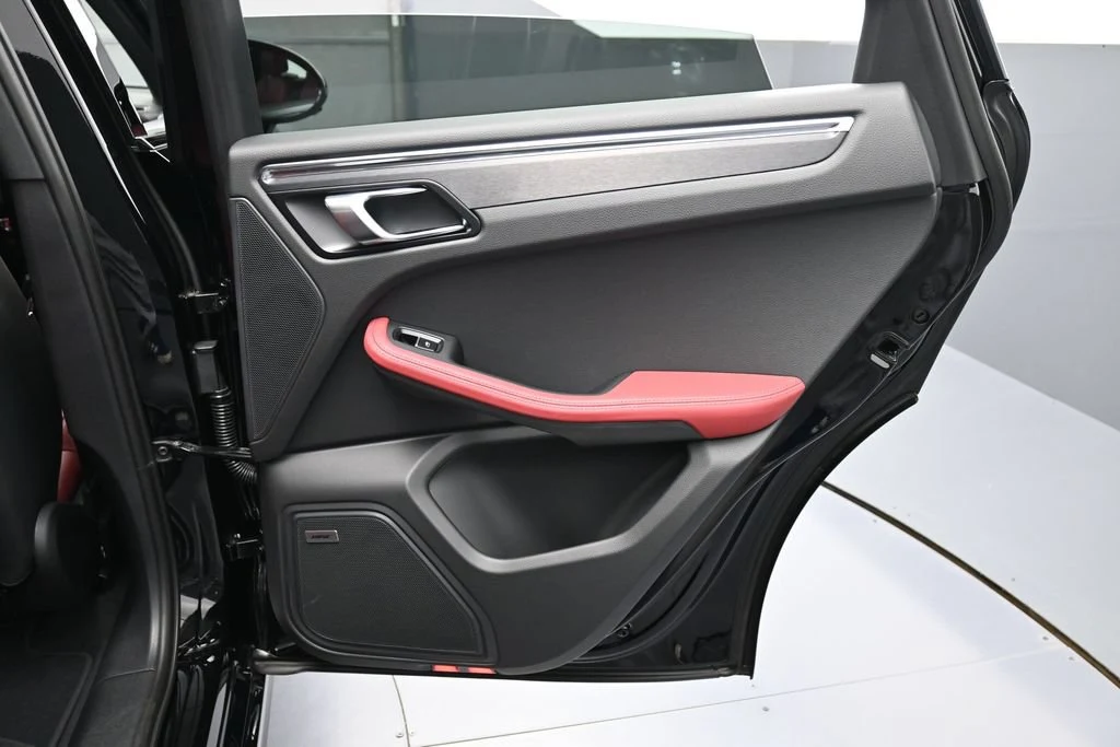 2026 Porsche Macan GTS interior, door panel, Black/Bordeaux Red