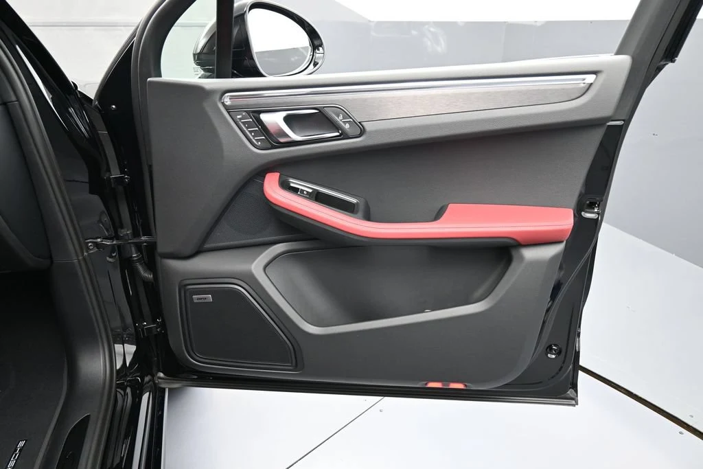 2026 Porsche Macan GTS interior, door panel, Black/Bordeaux Red