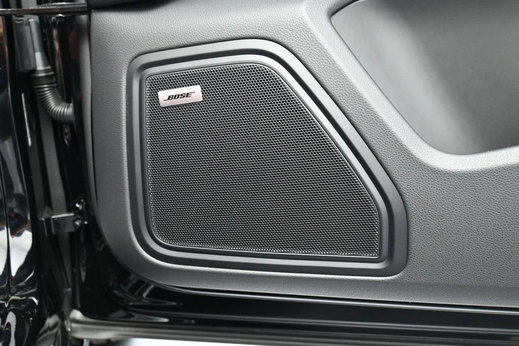 2026 Porsche Macan GTS interior, door panel, Black/Bordeaux Red