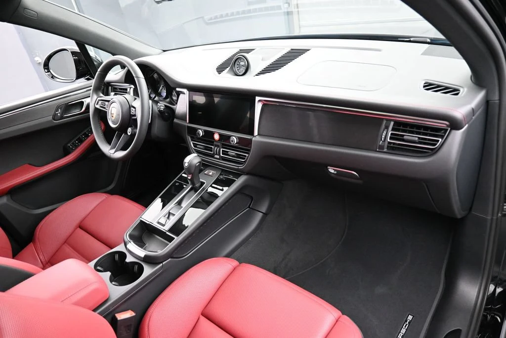 2026 Porsche Macan GTS interior, Black/Bordeaux Red