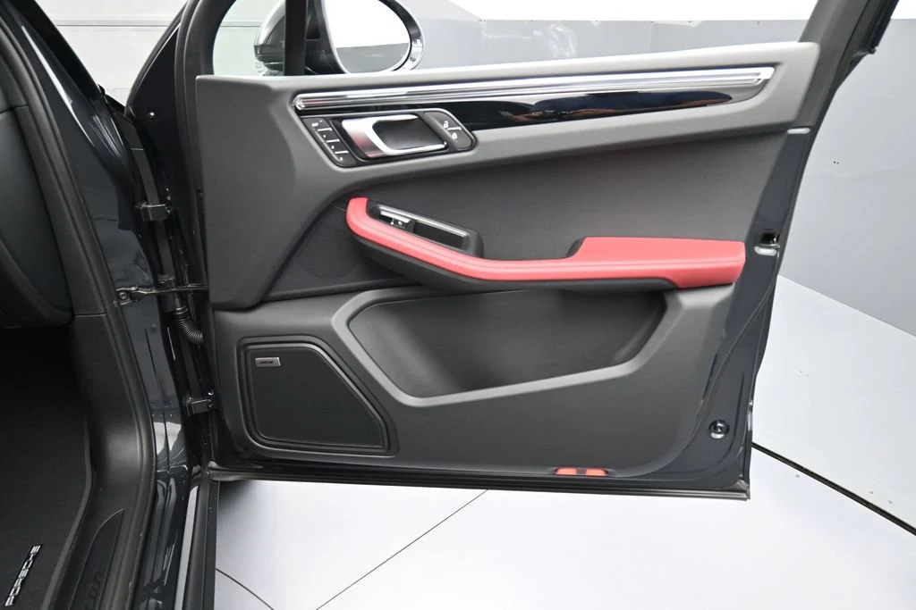 2026 Porsche Macan interior, door panel, Black/Bordeaux Red