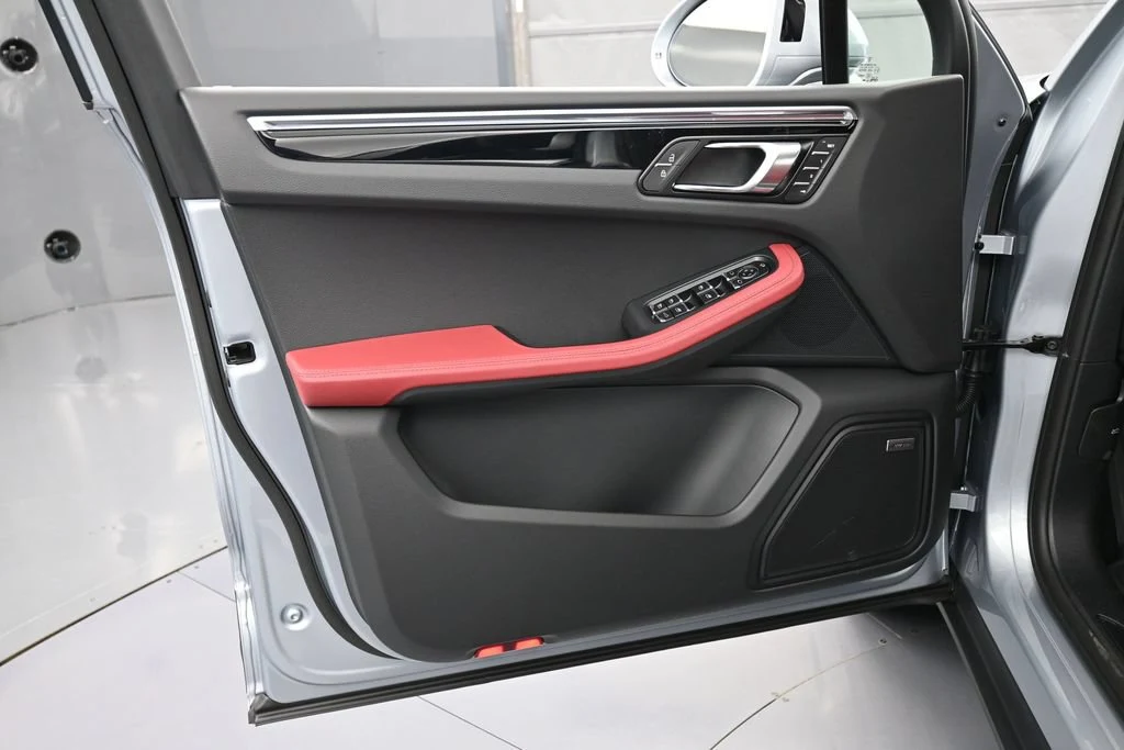 2026 Porsche Macan interior, door panel, Black/Bordeaux Red
