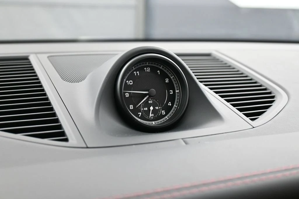 2026 Porsche Macan interior, Black/Bordeaux Red