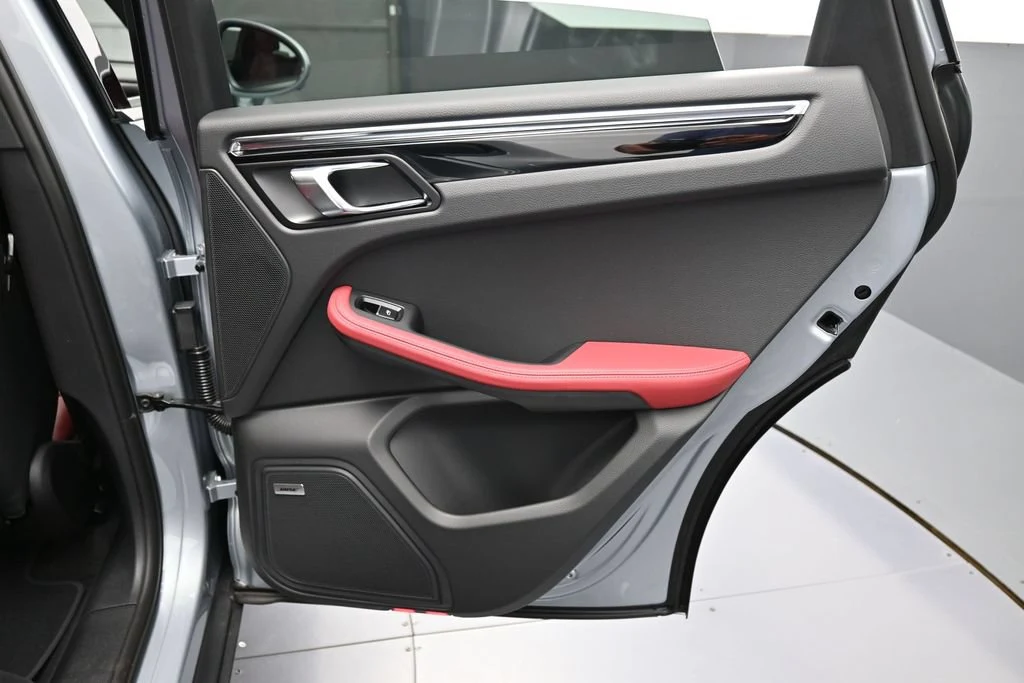 2026 Porsche Macan interior, door panel, Black/Bordeaux Red