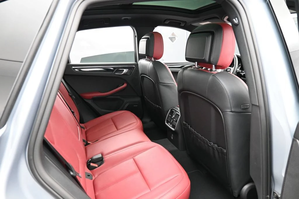 2026 Porsche Macan interior, seats, Black/Bordeaux Red