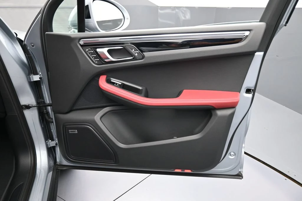 2026 Porsche Macan interior, door panel, Black/Bordeaux Red