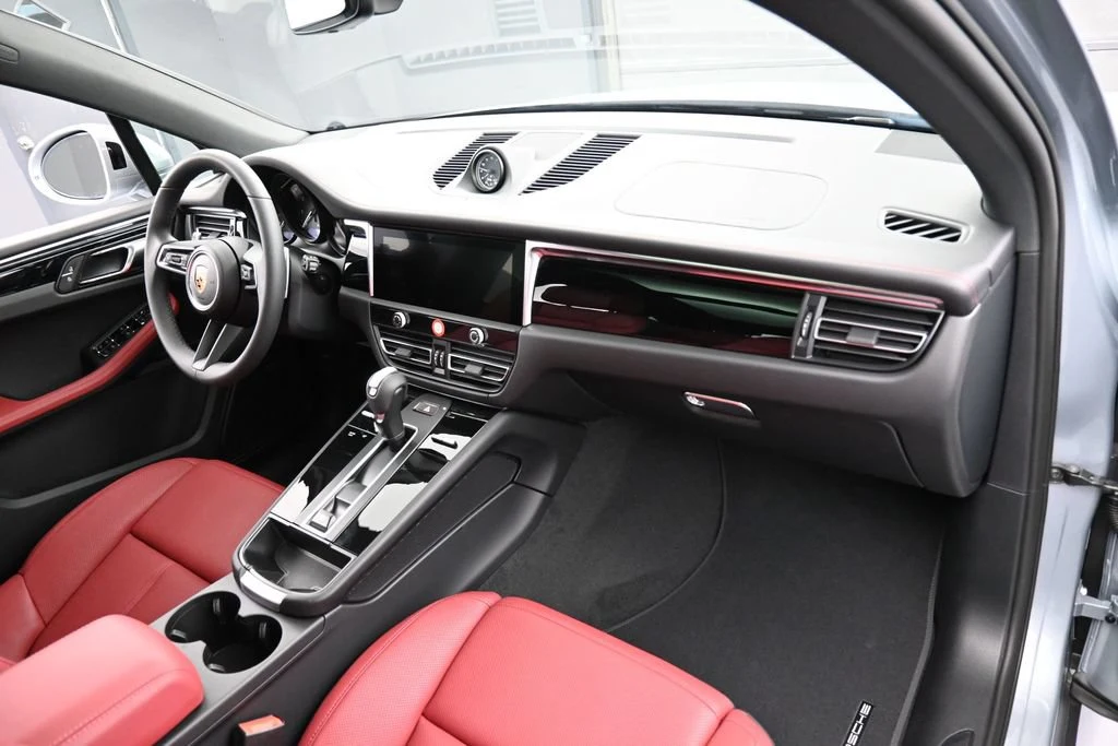 2026 Porsche Macan interior, Black/Bordeaux Red