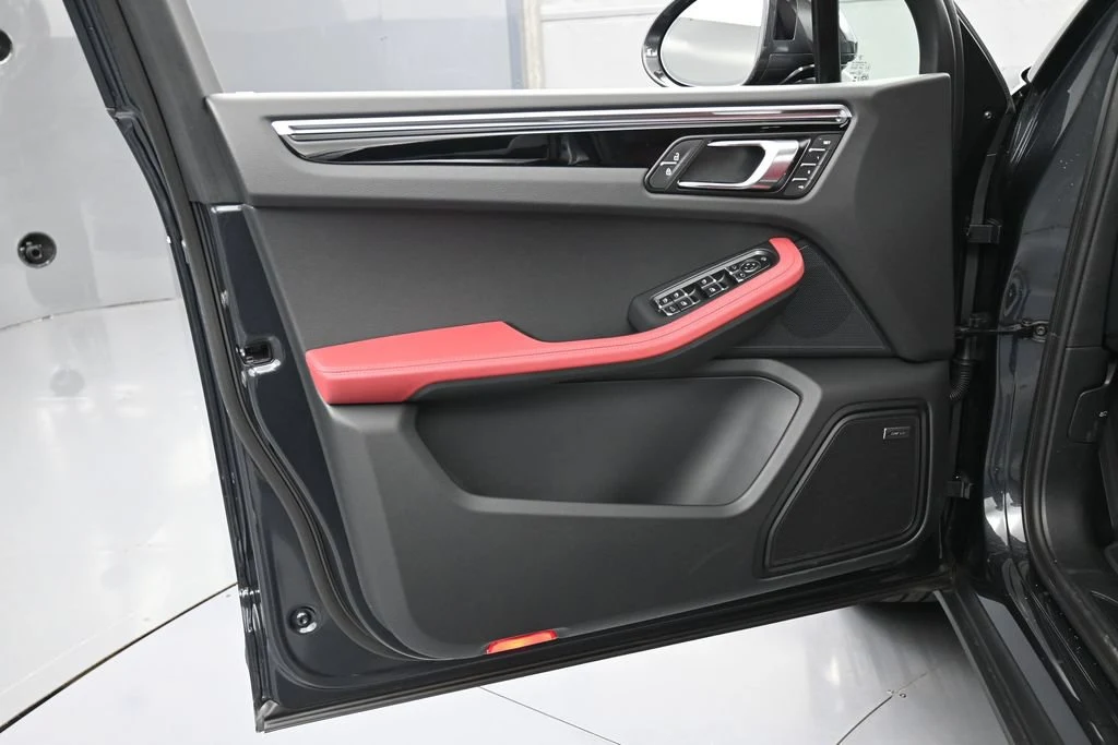 2026 Porsche Macan interior, door panel, Black/Bordeaux Red
