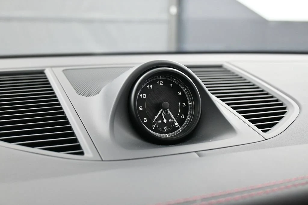 2026 Porsche Macan interior, Black/Bordeaux Red