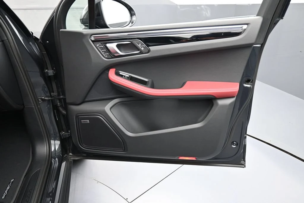 2026 Porsche Macan interior, door panel, Black/Bordeaux Red