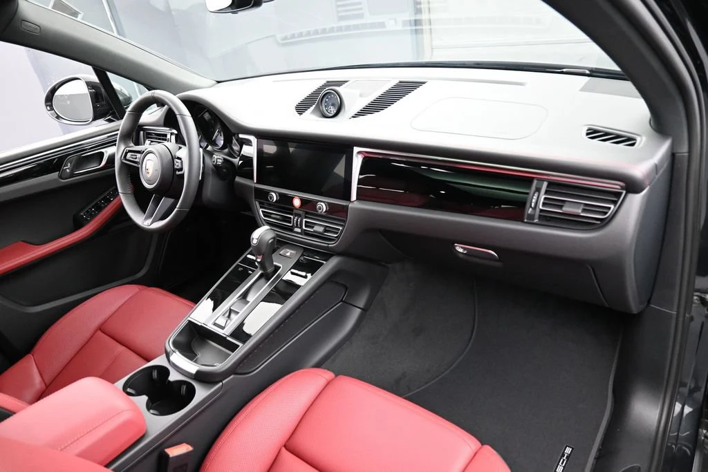 2026 Porsche Macan interior, Black/Bordeaux Red