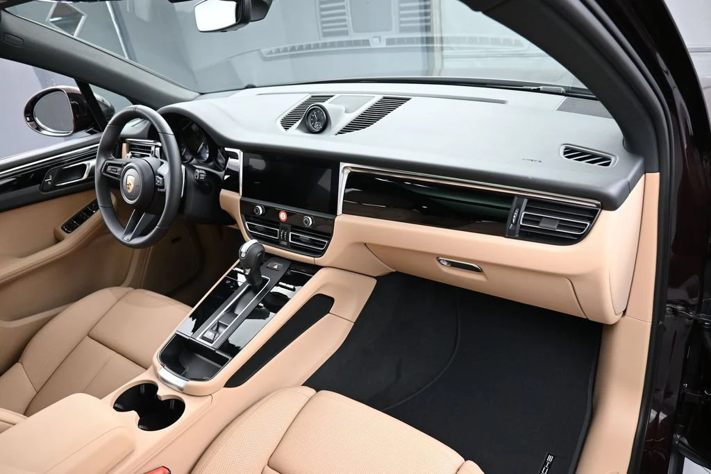 2026 Porsche Macan interior, Black/Mojave Beige