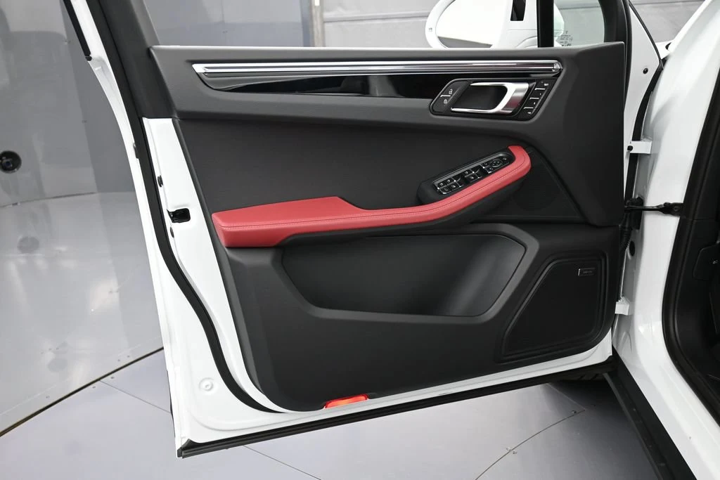 2026 Porsche Macan interior, door panel, Black/Bordeaux Red
