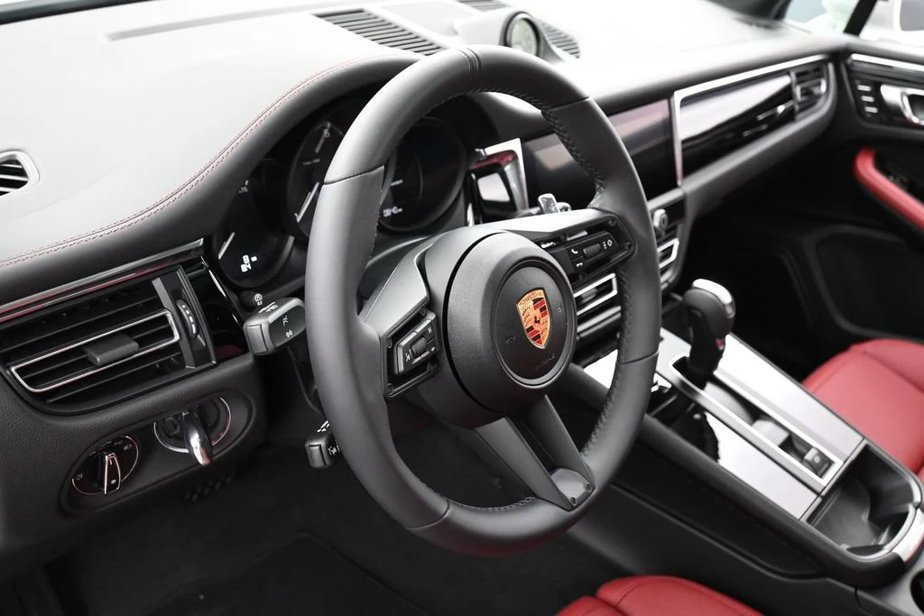2026 Porsche Macan interior, Black/Bordeaux Red