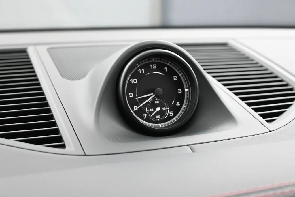 2026 Porsche Macan interior, Black/Bordeaux Red