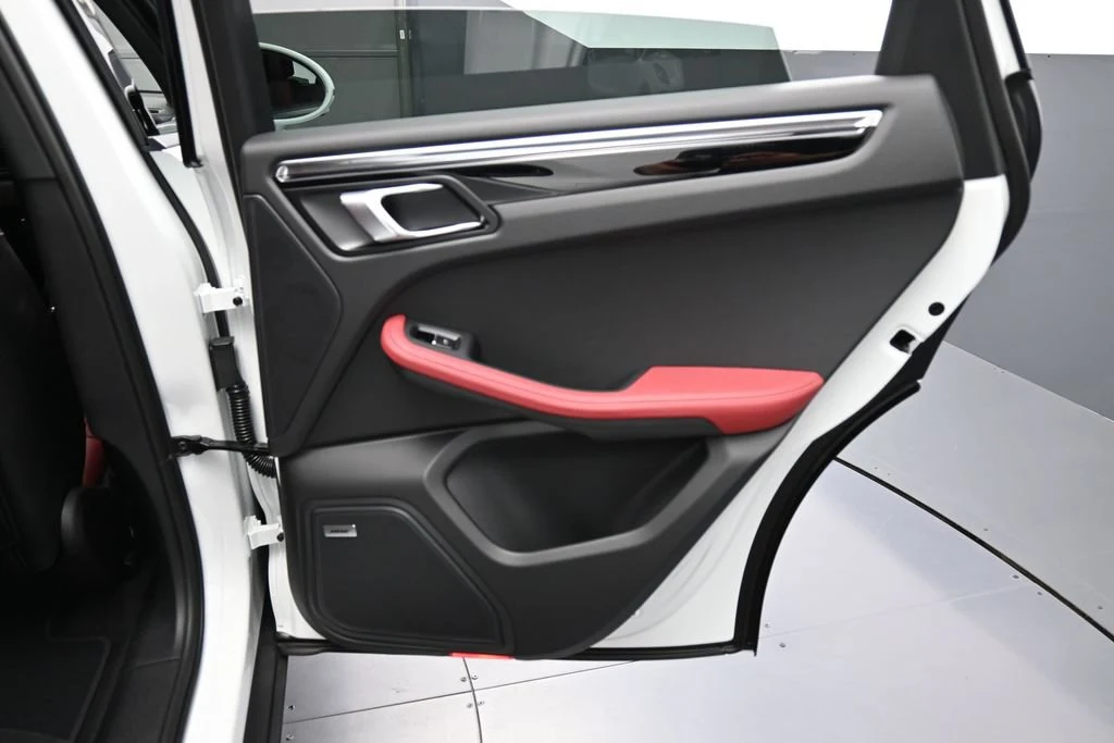 2026 Porsche Macan interior, door panel, Black/Bordeaux Red