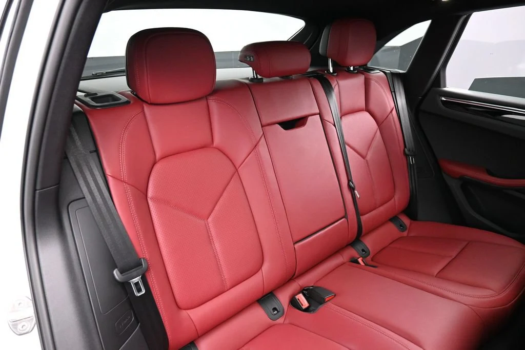 2026 Porsche Macan interior, seats, Black/Bordeaux Red