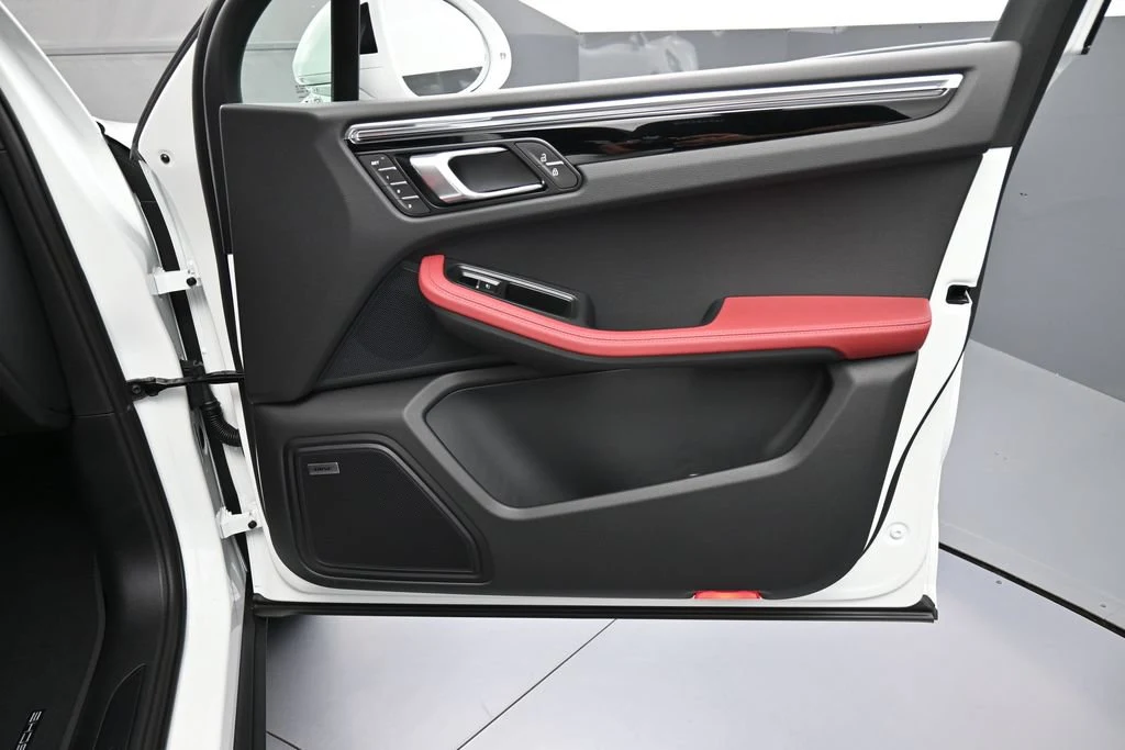 2026 Porsche Macan interior, door panel, Black/Bordeaux Red