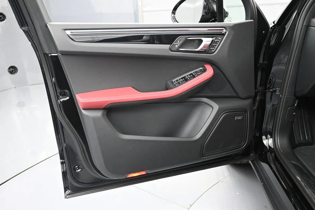2026 Porsche Macan interior, door panel, Black/Bordeaux Red
