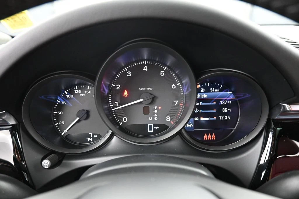 2026 Porsche Macan interior, Black/Bordeaux Red