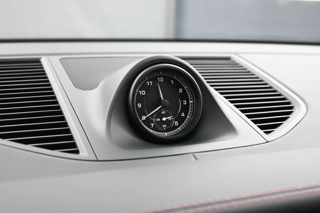 2026 Porsche Macan interior, Black/Bordeaux Red