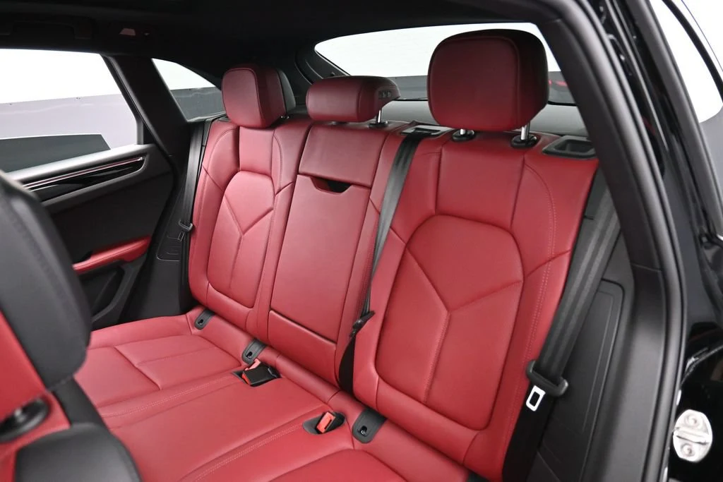 2026 Porsche Macan interior, seats, Black/Bordeaux Red