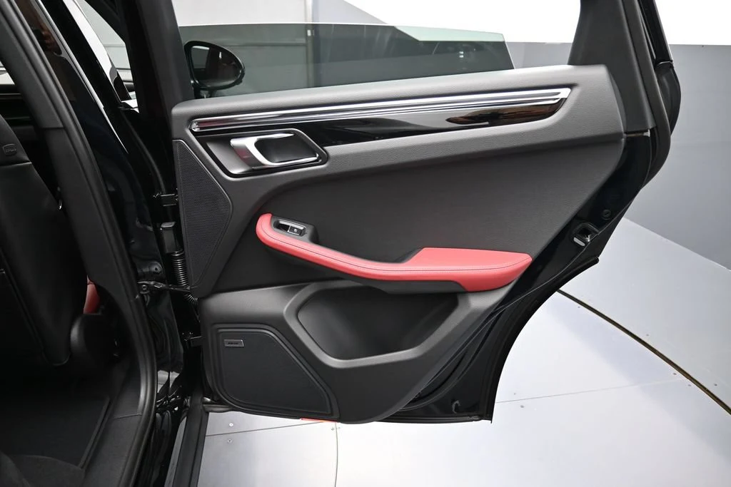 2026 Porsche Macan interior, door panel, Black/Bordeaux Red