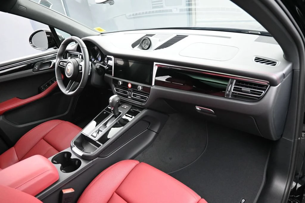 2026 Porsche Macan interior, Black/Bordeaux Red