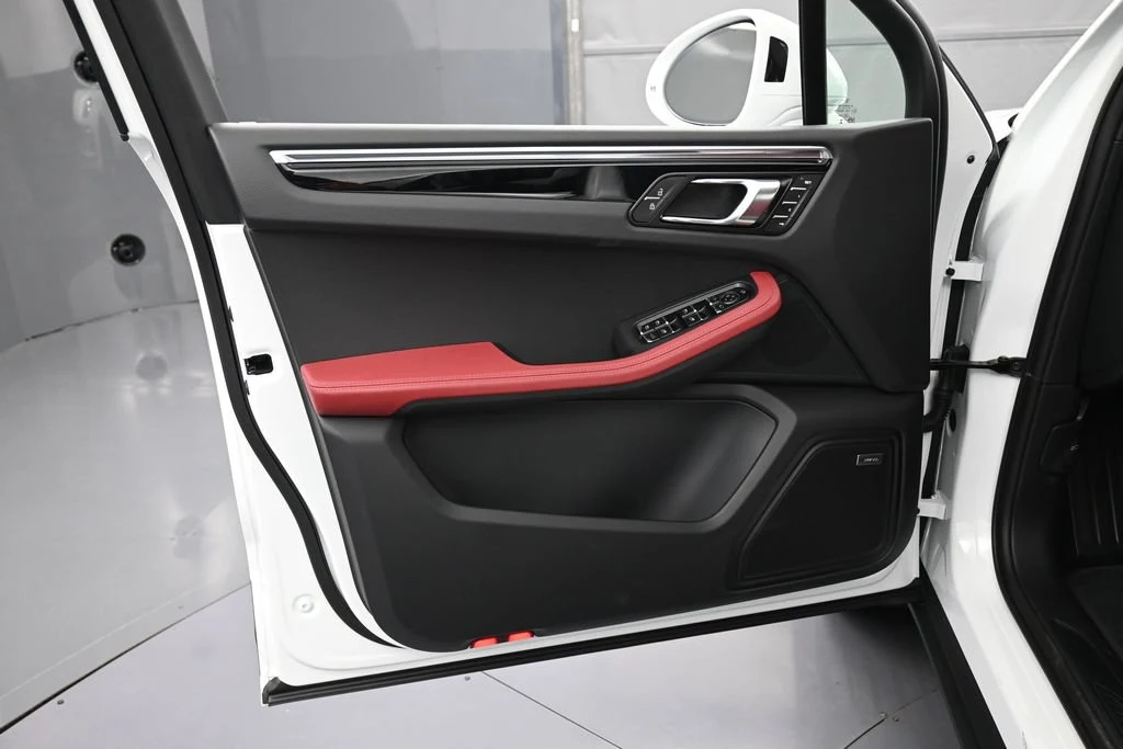 2026 Porsche Macan interior, door panel, Black/Bordeaux Red