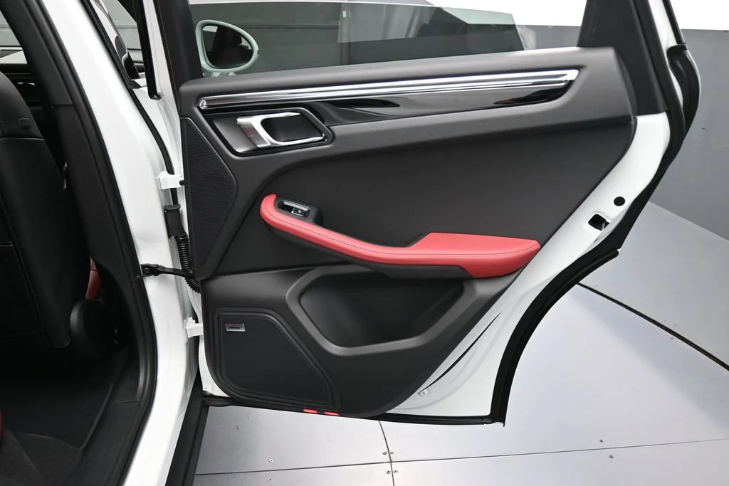 2026 Porsche Macan interior, door panel, Black/Bordeaux Red