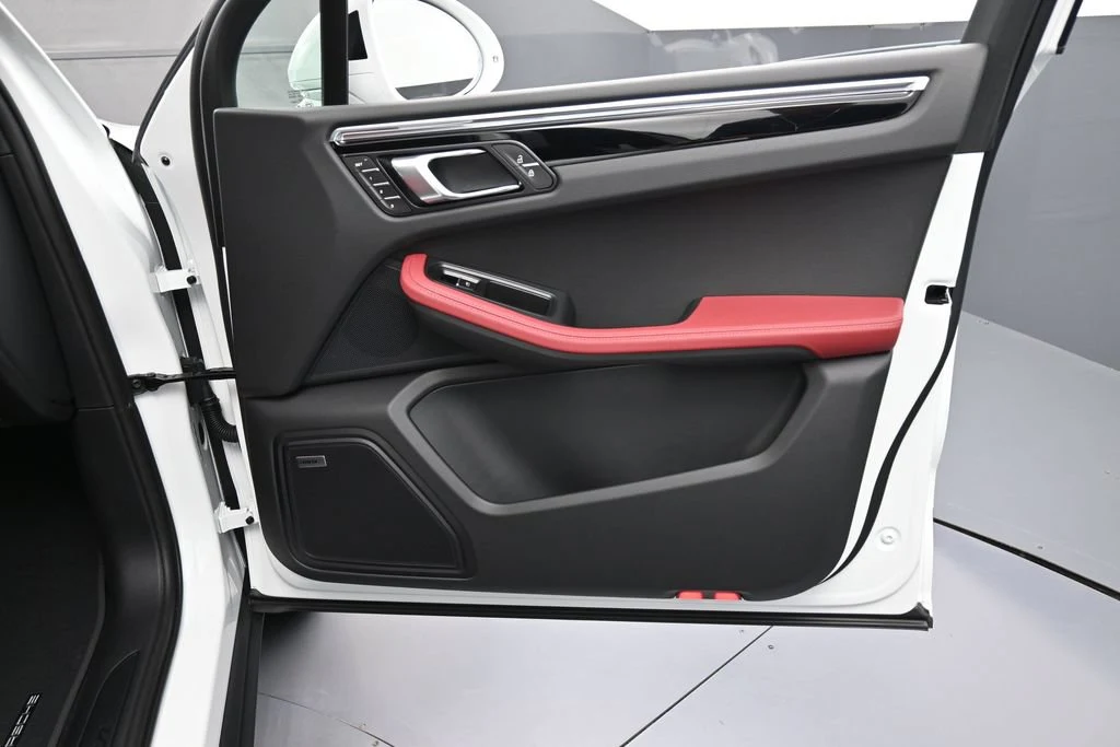 2026 Porsche Macan interior, door panel, Black/Bordeaux Red