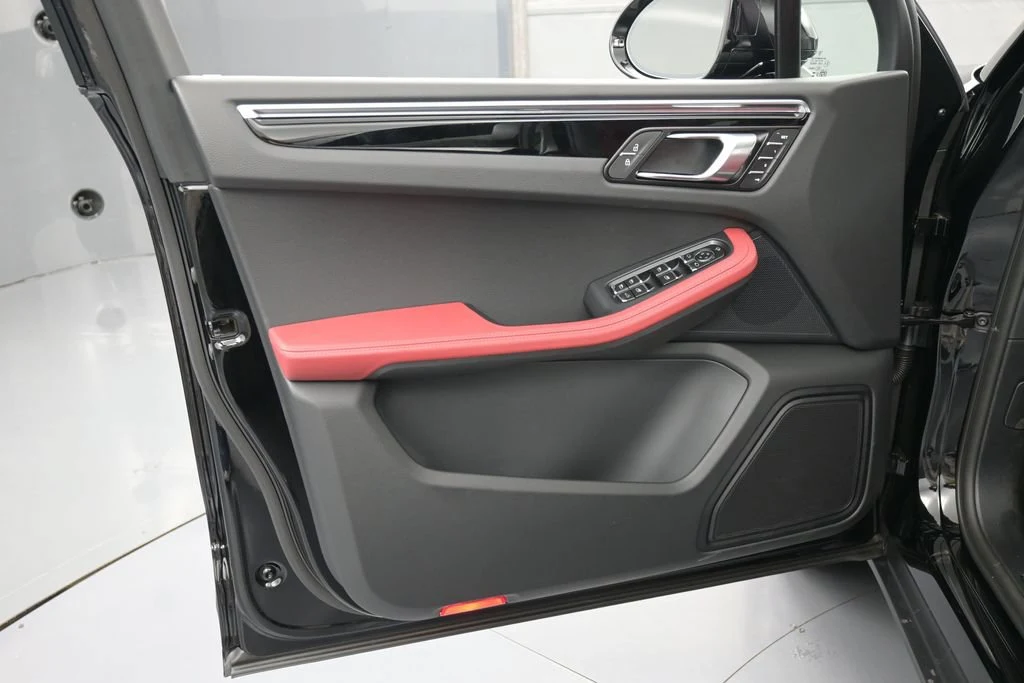 2026 Porsche Macan interior, door panel, Black/Bordeaux Red