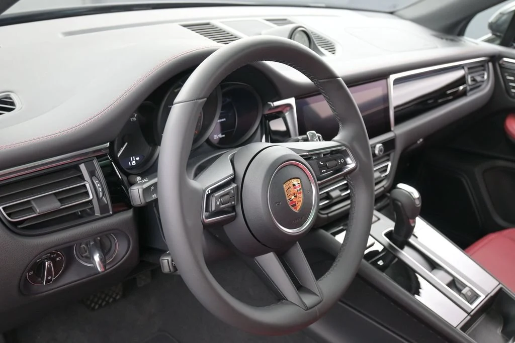 2026 Porsche Macan interior, Black/Bordeaux Red